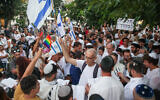 Des personnes prient tandis que des activistes protestent contre la non-mixité dans l'espace public lors d'une prière publique sur la place Dizengoff à Tel Aviv, le 25 septembre 2023, à l'occasion du Yom Kippour. (Crédit : Itai Ron/Flash90)