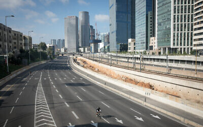 Des Israéliens à vélo sur l'autoroute Ayalon de Tel Aviv à Yom Kippour, le jour du Grand pardon, le 25 septembre 2023. (Crédit : Miriam Alster/Flash 90)