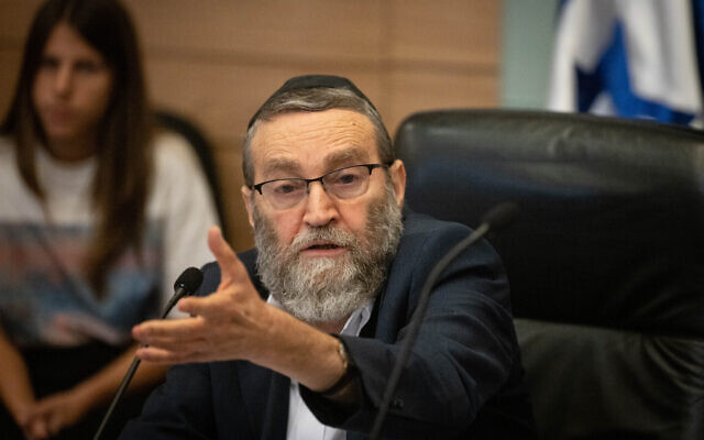 Le président de la commission des Finances de la Knesset, Moshe Gafni, lors d'une réunion à la Knesset, à Jérusalem, le 26 septembre 2023. (Crédit : Chaïm Goldberg/Flash90)