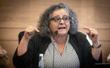 La députée Aida Touma-Sliman assistant à une réunion de la Commission des Finances de la Knesset, à Jérusalem, le 26 septembre 2023. (Crédit : Chaïm Goldberg/Flash90)