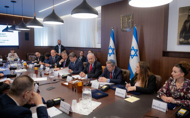 Le Premier ministre Benjamin Netanyahu dirigeant une rencontre hebdomadaire du cabinet au bureau du Premier ministre, à Jérusalem, le 27 septembre 2023. (Crédit : Chaïm Goldberg/Flash90)