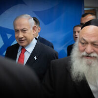 Le Premier ministre Benjamin Netanyahu, à gauche, et le ministre du Logement Yitzhak Goldknopf, à droite, arrivent à la rencontre hebdomadaire du cabinet au bureau du Premier ministre à Jérusalem, le 27 septembre 2023. (Crédit : Chaim Goldberg/Flash90)