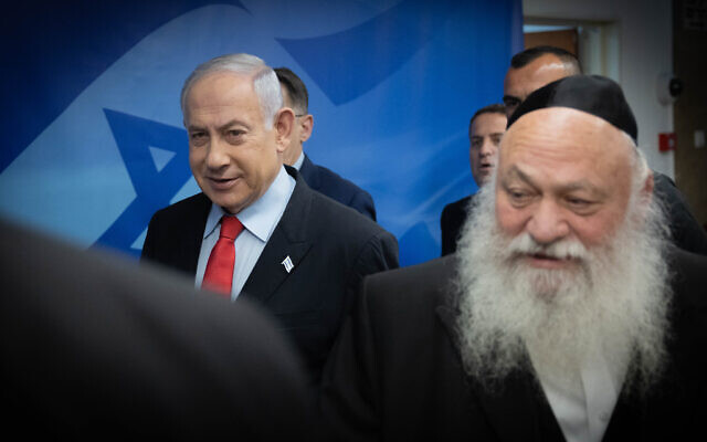 Le Premier ministre Benjamin Netanyahu, à gauche, et le ministre du Logement Yitzhak Goldknopf, à droite, arrivent à la rencontre hebdomadaire du cabinet au bureau du Premier ministre à Jérusalem, le 27 septembre 2023. (Crédit : Chaim Goldberg/Flash90)