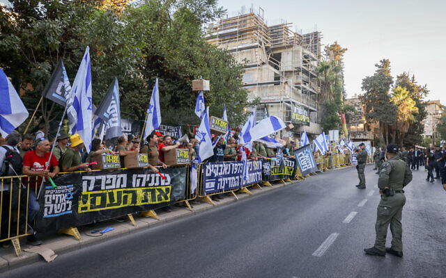 Des membres du mouvement de protestation contre la refonte, Frères et Sœurs d'Armes, rassemblés devant le domicile du Premier ministre Benjamin Netanyahu, à Jérusalem, le 28 septembre 2023. (Crédit : Chaïm Goldberg/Flash90)