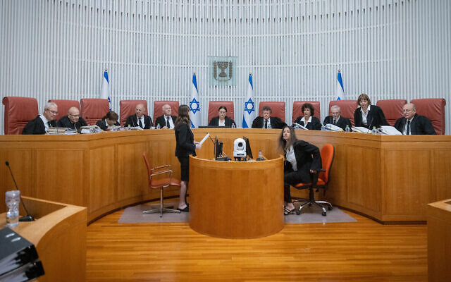 Les juges de la Haute Cour de Justice lors d'une audience sur les recours déposés contre la loi de "récusation" d'un Premier ministre du gouvernement, à la Cour Suprême, à Jérusalem, le 28 septembre 2023. (Crédit : Chaïm Goldberg/Flash90)