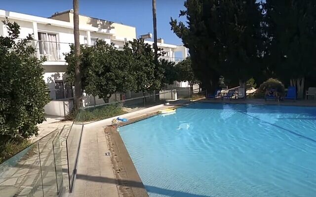 Capture d'écran d'une vidéo de l'hôtel Federania Gardens, à Chypre. (Crédit : YouTube ; utilisée conformément à l'article 27a de la loi sur le droit d'auteur)