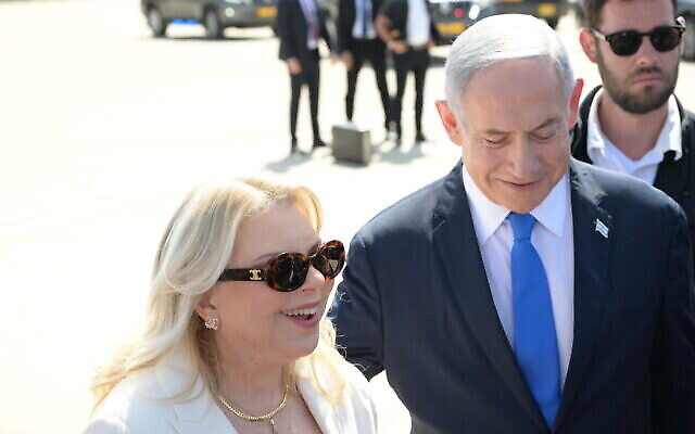 Sara Netanyahu et le Premier ministre Benjamin Netanyahu s'adressant à la presse avant leur visite d'État à Chypre, sur le tarmac de l'aéroport international Ben Gurion, le 3 septembre 2023. (Crédit : Amos Ben Gershom/ GPO)