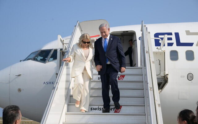 Sara et Benjamin Netanyahu, le Premier ministre israélien, arrivent à Nicosie, à Chypre, le 3 septembre 2023. (Crédit : Amos Ben Gershom/ GPO)