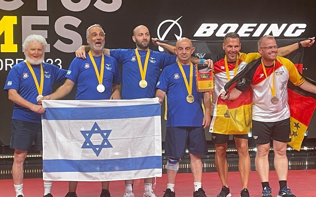 Les athlètes israéliens célèbrent leur victoire au ping-pong aux Invictus Games de Dusseldorf, en Allemagne, en septembre 2023. (Autorisation : ZDVO)