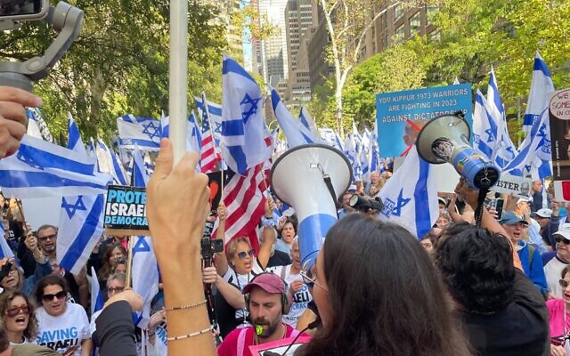 Des manifestants anti-refonte judiciaire devant le sièges des Nations Unies pendant un discours de Benjamin Netanyahu, le 22 septembre 2023. (Crédit : Luke Tress / Times of Issrael.