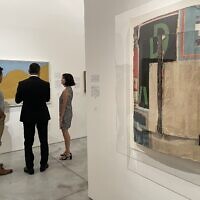 Le vernissage de "Sur la terre de mon amour au musée d'art israélien de Ramat Gan, le 3 septembre 2023. (Crédit : At the Jessica Steinberg/Times of Israel)