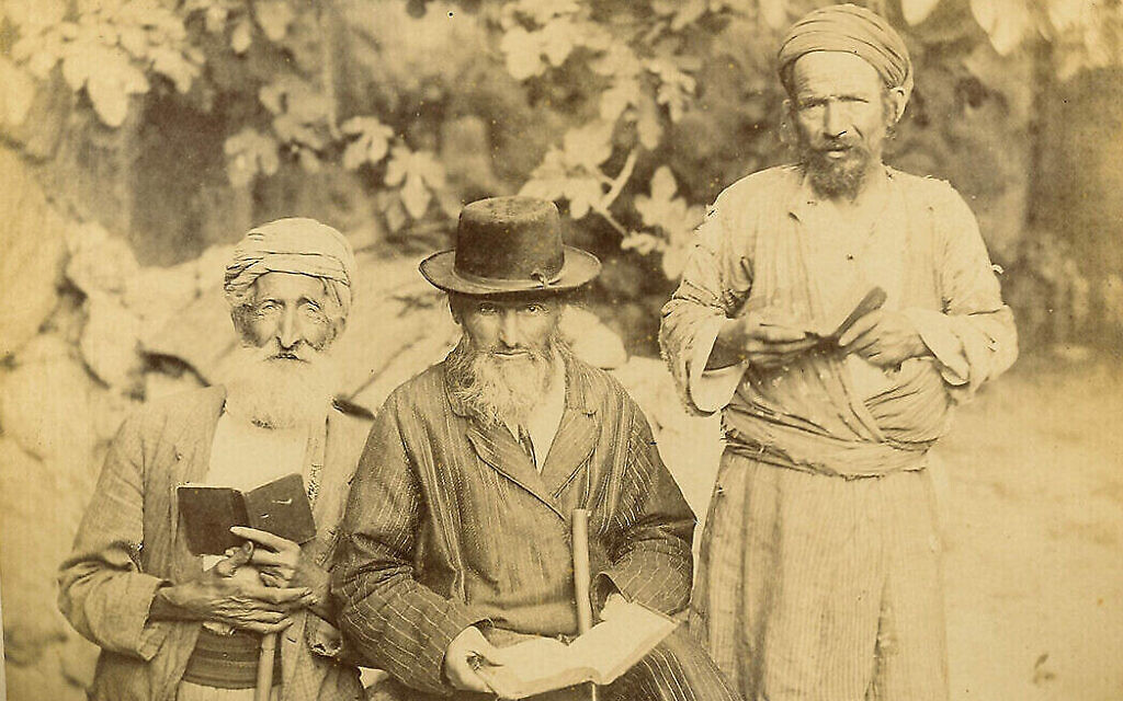 Des juifs séfarades et ashkénazes à Jérusalem, dans les années 1900. (Crédit : YIVO Institute for Jewish Research via JTA)
