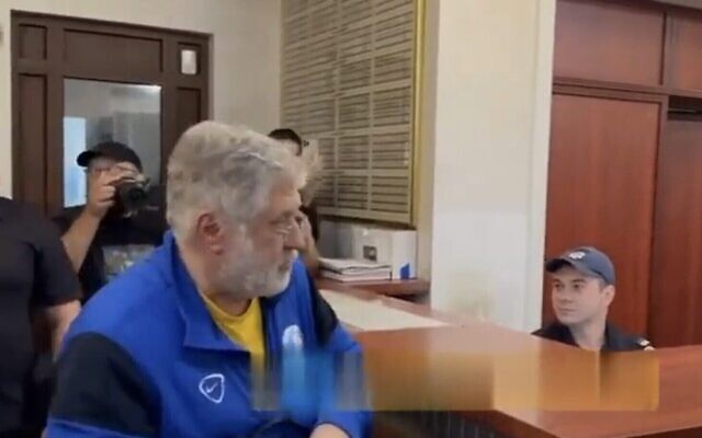 Igor Kolomoisky, oligarque juif israélo-ukranien, à son arrivée au tribunal de Kiev pour répondre d'accusations de corruption, le 2 septembre 2023. (Crédit : Capture d'écran d'une vidéo X ; utilisée conformément à l'article 27a de la loi sur le droit d'auteur)