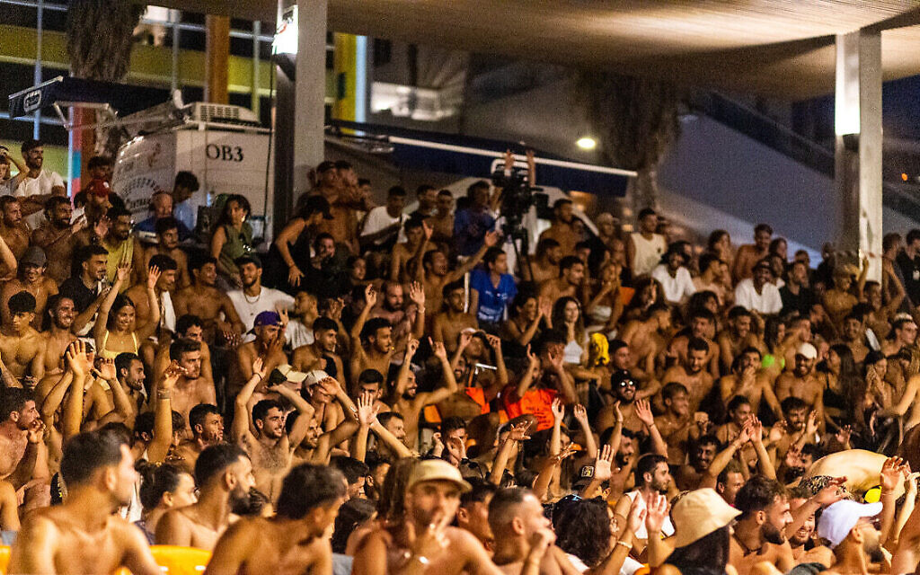 Le public lors d'un match de finale de footvolley à Tel Aviv, sur la plage Frishman, le 5 août 2023. (Crédit : Chaim Weingarten)