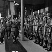 Hitler et Francisco Franco font le salut nazi devant les soldats allemands à la gare de Hendaye, en France, le 23 octobre 1940. (Crédit : Domaine public)