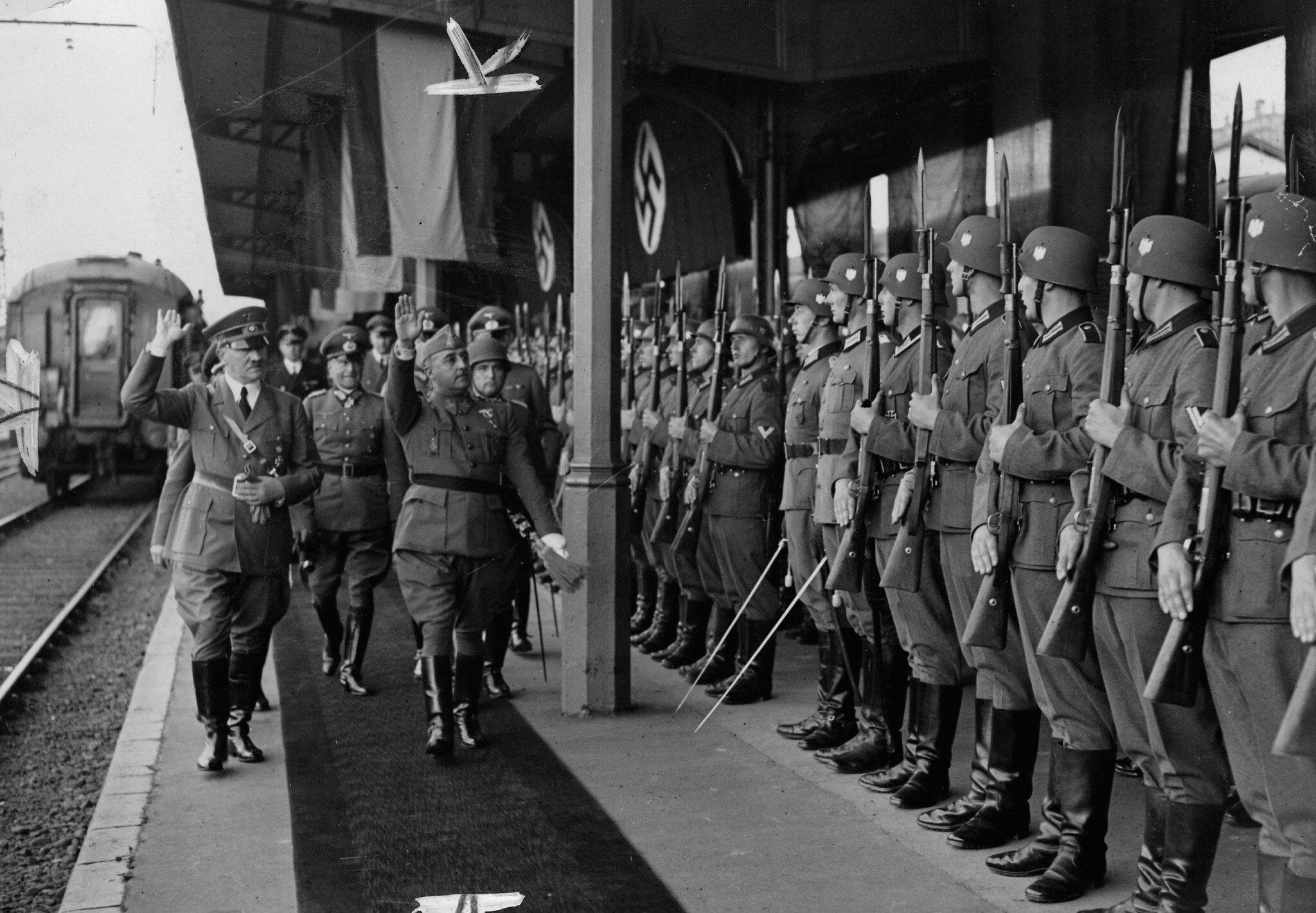 Hitler et Francisco Franco font le salut nazi devant les soldats allemands à la gare de Hendaye, en France, le 23 octobre 1940. (Crédit : Domaine public)