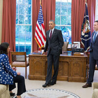 Matt Nosanchuk, à droite, rencontre le président de l'époque, Barack Obama, et la Conseillère à la Sécurité nationale Susan E. Rice,le 4 août 2015. (Crédit : Bureau de presse de la Maison Blanche)