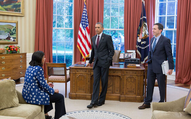 Matt Nosanchuk, à droite, rencontre le président de l'époque, Barack Obama, et la Conseillère à la Sécurité nationale Susan E. Rice,le 4 août 2015. (Crédit : Bureau de presse de la Maison Blanche)