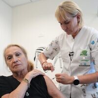 Une femme se fait vacciner contre la grippe le 5 septembre 2023. (Crédit : Clalit)