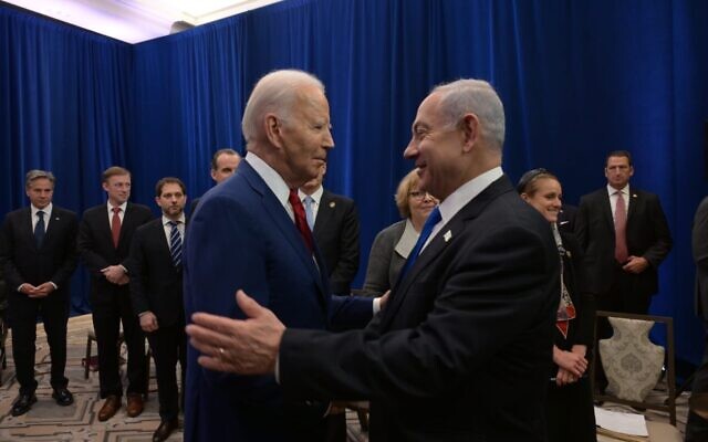 Le président américain Joe Biden, à droite, rencontrant le Premier ministre Benjamin Netanyahu en marge de la 78e Assemblée générale des Nations Unies, à New York, le 20 septembre 2023. (Crédit : Avi Ohayon/GPO)