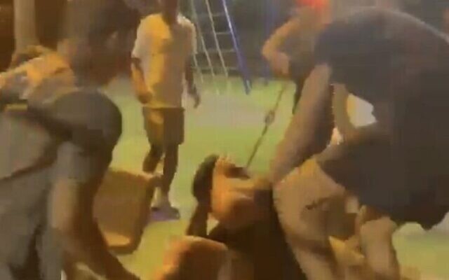 Capture d'écran d'une vidéo montrant une bande de jeunes attaquant un adolescent dans un parc de Petah Tikva, septembre 2023. (X. Utilisé conformément à l'article 27a de la loi sur le droit d'auteur)