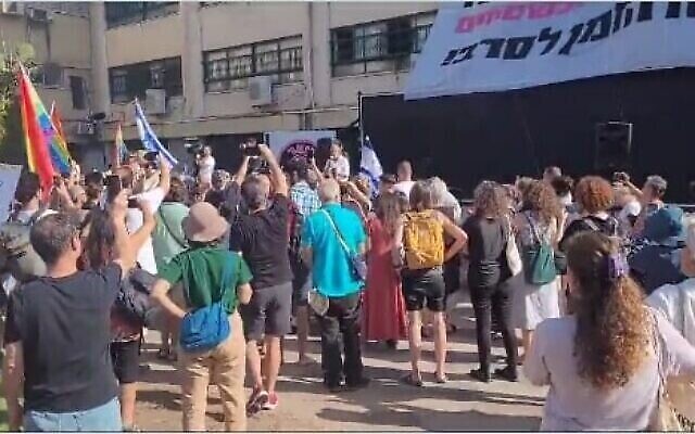 Le directeur du Lycée hébraïque d'Herzliya, Zeev Degani, s'adresse à des manifestants massés devant l'école à Tel Aviv, le 3 septembre 2023. (Capture d'écran/Twitter)