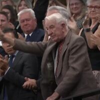 Le vétéran nazi Yaroslav Hunka recevant une standing-ovation à la Chambre des communes à Ottawa, en Ontario, le 22 septembre 2023. (Crédit : Capture d'écran CBC ; utilisée conformément à l'article 27a de la loi sur le droit d'auteur)