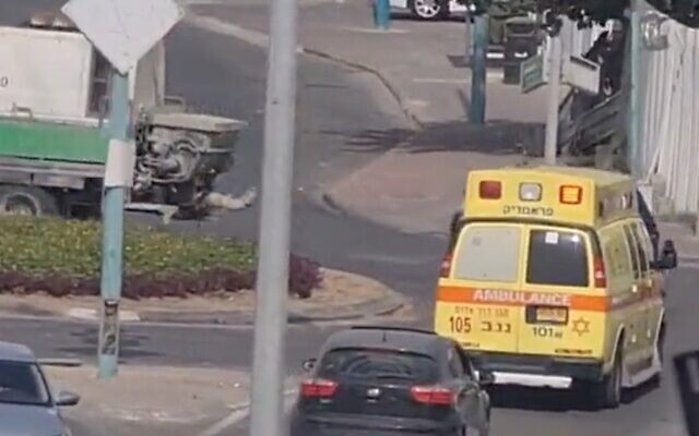 Une ambulance à Rahat évacue Muhammad Al-Atiq à l'hôpital, le 31 août 2023. (X capture d'écran)