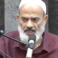 Le cheikh Sami Abed al-Latif prononçant un sermon. (Crédit : Capture d'écran vidéo)