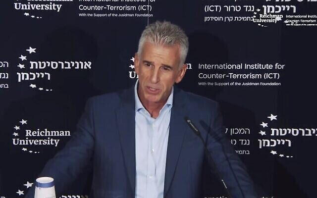 Le chef du Mossad, David Barnea, prend la parole lors d'une conférence à l'Université Reichman le 10 septembre 2023. (Capture d'écran)