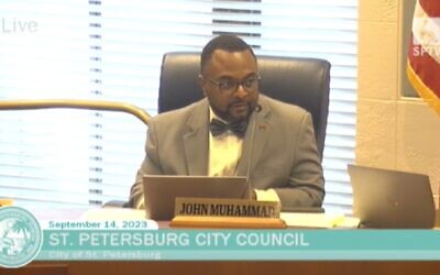 Le Frère John Muhammad a refusé de voter sur une résolution visant à adopter une définition de l'antisémitisme lors d'une réunion au conseil municipal de St. Petersburg, en Floride, le 14 septembre 2023. (Crédit : Capture d'écran 'une diffusion en direct)