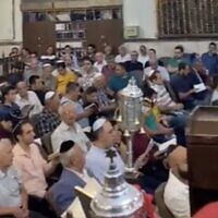 Capture d'écran d'une vidéo de prières à la synagogue de Téhéran, en septembre 2023 (Kan, utilisée conformément à l'article 27a de la loi sur les droits d'auteur)