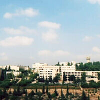 Vue de l'université de Birzeit, au nord de Ramallah. (Crédit  : Capture d'écran YouTube)