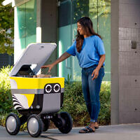 Le logiciel de téléopération à distance de la start-up israélienne sera déployé par Serve Robotics, un fabricant de robots de livraison de trottoirs. (Crédit 
 : Serve Robotics)