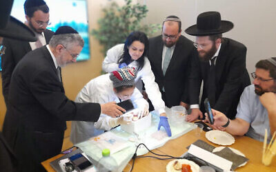 Le rabbin Menachem Genack de l’Orthodox Union, à gauche, visitant la start-up israélienne SuperMeat dans le cadre du processus de certification casher de l'entreprise. (Crédit : SuperMeat)