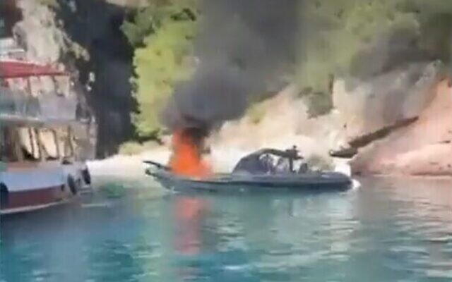 Un feu s'est déclaré à bord d'un bateau dans la rivière Dalyan en Turquie, le 13 septembre 2023. (Capture d'écran : Ynet ; utilisée conformément à l'article 27a de la loi sur le droit d'auteur)