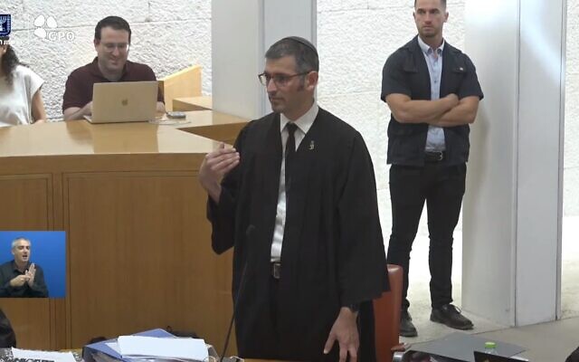 L'avocat de la Knesset, Me Yitzhak Bart, lors d'une audience de la Haute Cour de justice sur les recours déposés contre la loi de "récusation" d'un Premier ministre, à la Cour suprême de Jérusalem, le 28 septembre 2023. (Crédit : Capture d'écran Youtube ; utilisée conformément à l'article 27a de la loi sur le droit d'auteur)