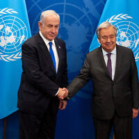 Le Premier ministre Benjamin Netanyahu, à gauche, et le secrétaire-général de l'ONU  l Antonio Guterres pendant la 78e session de l'Assemblée générale des Nations unies au siège de l'ONU, à New York, le 20 septembre 2023. (Crédit : AP/Craig Ruttle)