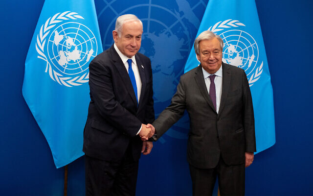 Le Premier ministre Benjamin Netanyahu, à gauche, et le secrétaire-général de l'ONU, Antonio Guterres, pendant la 78e session de l'Assemblée générale des Nations unies au siège de l'ONU, à New York, le 20 septembre 2023. (Crédit : Craig Ruttle/AP)
