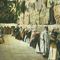 Des juifs au mur Occidental à Jérusalem, dans les années 1900. (Crédit : YIVO Institute for Jewish Research via JTA)