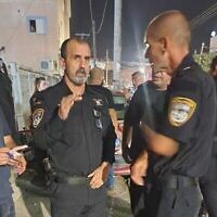 Des policiers devant le supermarché de Fureidis où un homme a été abattu, le 31 août 2023. (Crédit : Police israélienne)