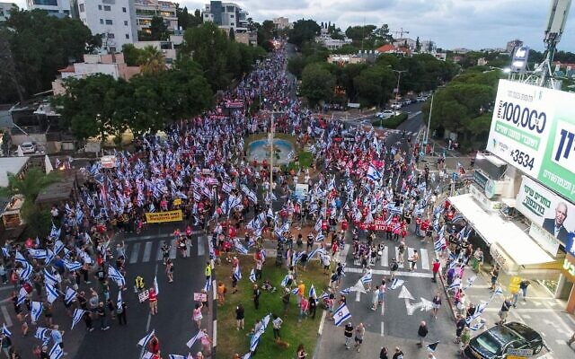 Des manifestants contre la refonte judiciaire de la coalition rassemblés, à Haïfa, le 2 septembre 2023. (Crédit : Dror Gilboa)