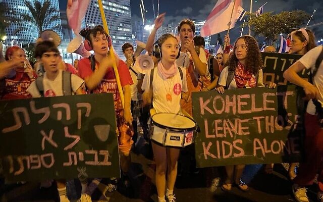 Des manifestants rassemblés contre la refonte judiciaire de la coalition, à Tel Aviv, le 2 septembre 2023. (Crédit : Yaël Gadot)