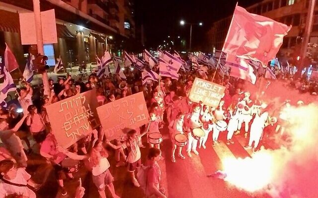 Des manifestants défilant contre la refonte judiciaire de la coalition, à Tel Aviv, le 2 septembre 2023. (Crédit : sha_b_p)