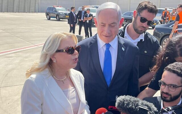 Sara Netanyahu et le Premier ministre Benjamin Netanyahu s'adressant à la presse, sur le tarmac de l'aéroport international Ben Gurion, le 3 septembre 2023. (Crédit : Carrie-Keller-Lynn/Times of Israel)
