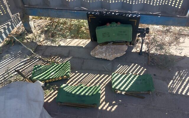 Quatre mines de type Claymore saisies par les forces de sécurité israéliennes à la frontière avec la Jordanie, le 3 août 2023. (Crédit : Police israélienne)