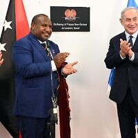 Le Premier ministre Benjamin Netanyahu, à droite, et son homologue de Papouasie-Nouvelle Guinée, James Marape, au centre, lors de l'ouverture de l'ambassade de Papouasie-Nouvelle Guinée à Jérusalem, le 5 septembre 2023. (Crédit : Haim Zach/GPO)