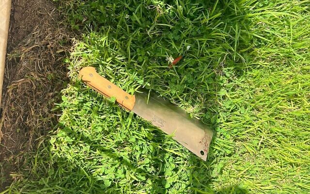Le couteau qui aurait été utilisé lors d'une attaque terroriste à l'arme blanche près de l'entrée de la porte de Jaffa dans la Vieille Ville de Jérusalem, le 6 septembre 2023. (Crédit : Police israélienne)