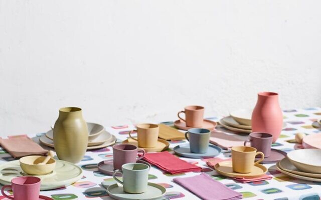 Une table de la styliste culinaire Nurit Kariv à l'aide d'une nappe et de vaiselle fabriquées par Nu, sa propre collection qu'elle vient de lancer. (Autorisation : Nu)