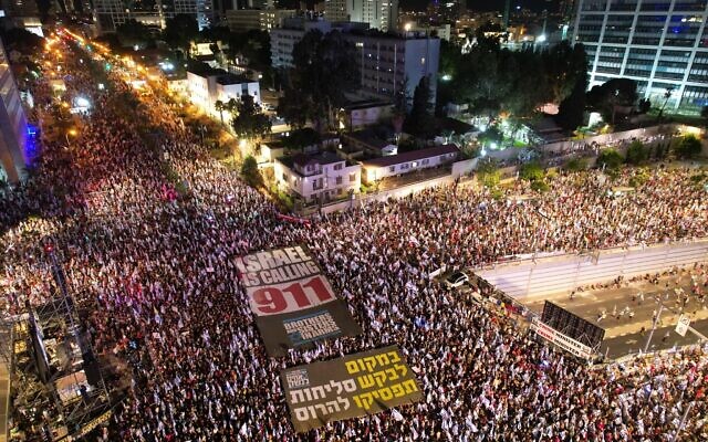 Une photo fournie par un militant anti-refonte judiciaire montrant des milliers de personnes manifestant à Tel Aviv, le 9 septembre 2023. (Crédit : Gilad Furst)